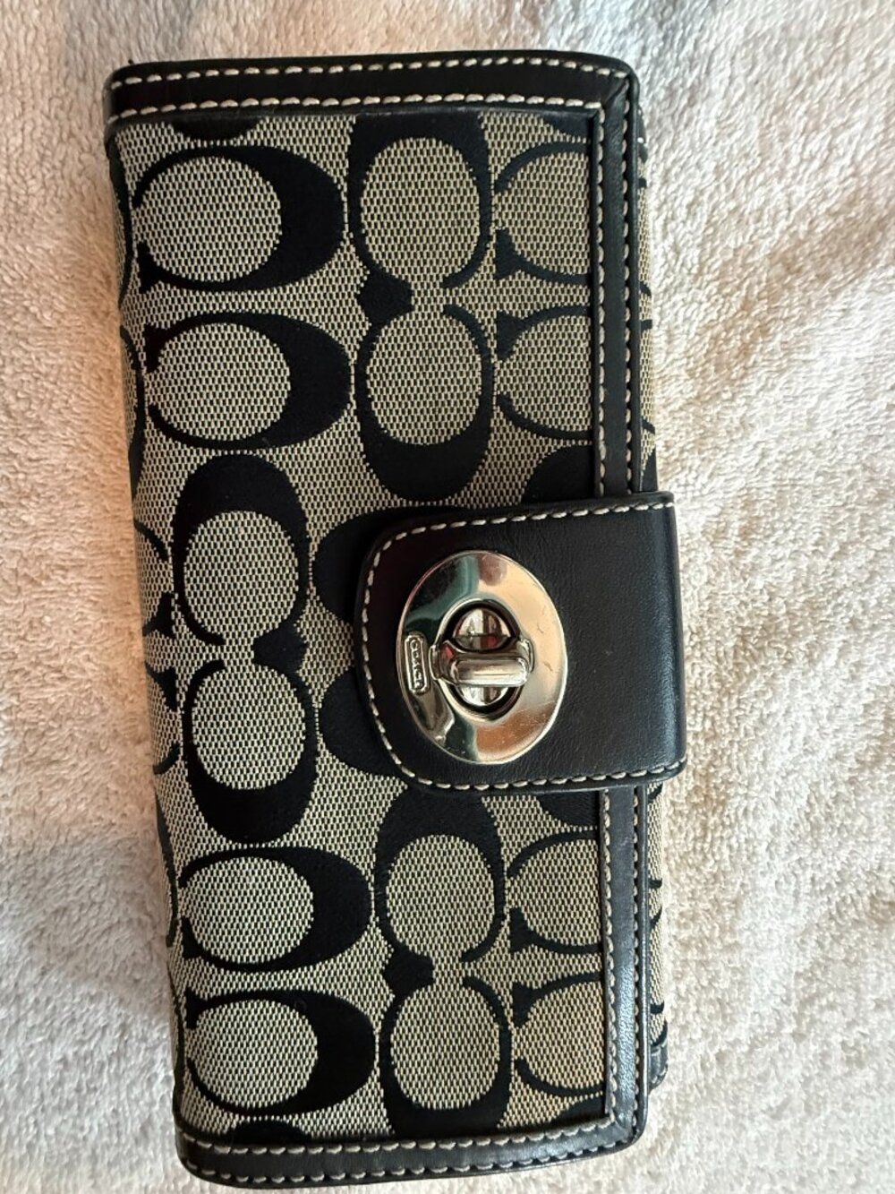 Coach Long Wallet – Black on Gray Signature C – Twist Closure – Great Condition